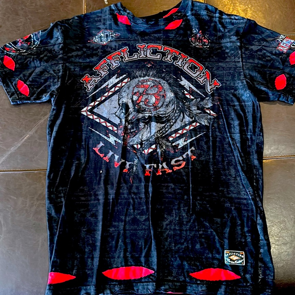 Very nicer hardly worn affliction custom tshirt.
